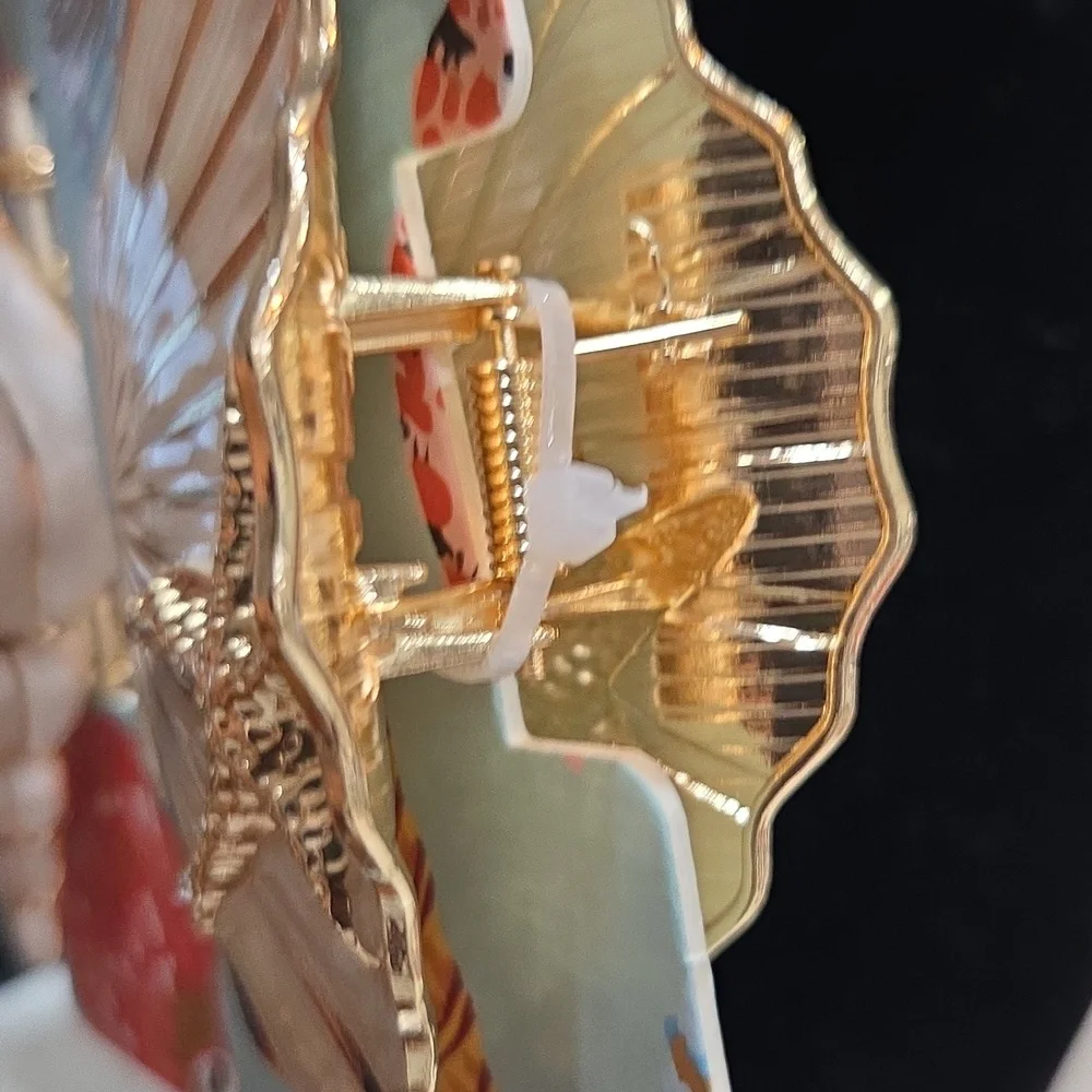 💛🔹Piperk 🔹️Beautiful Metal  Seashell Hair Clip Duo - White and Gold Set Of 2